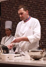 Le Chef Yann Brys Meilleur Ouvrier De France Patisserie Nous Explique Les Etapes Pour Realiser Son Tourbillon Abric Salon De La Patisserie Patisserie Le Chef