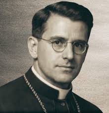 My Lan - Pietro Palazzini đang rửa bát trong nhà bếp Vatican thì nghe thấy  những tiếng la hét. Ngày 16/10/1943. Rome vừa rơi vào tay phát xít Đức được  năm tuần.