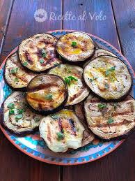 Ecco una ricetta con le melanzane davvero originale e dal gusto mediterraneo, grazie ad ingredienti come melanzane, pomodori, pesce e basilico. Melanzane Grigliate Contorno Semplice E Saporito Ricette Idee Alimentari Melanzane
