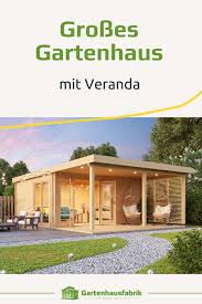 Die gartenhäuser sind aus hochwertig imprägniertem holz gefertigt und müssen daher kaum. Helles Holz Gartenhaus Mit Flachdach Und Veranda Jetzt Ansehen Gartenhaus Flachdach Gartenhaus Holzhutte Garten