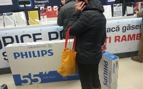 Include peste 230 magazine, un hypermarket auchan, cinematograf multiplex cinema city cu 10 săli, food court, o. Ziua De Cluj Clujenii Au Rupt PorÈ›ile Media Galaxy Cate 2 3 Televizoare De Om