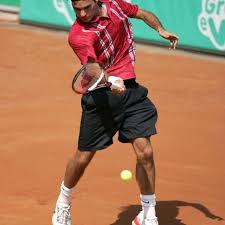 Federer's forehand maybe beautiful but it's not easy to understand it's worth remembering that the straight arm contact point comes as a direct result of his swing patch and preparation, it's not done intentionally. Federer S Post Impact Forehand His Head Pointed In The Direction Of Download Scientific Diagram