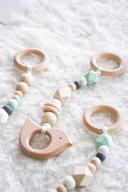 Weihnachtsdeko basteln mit tannenzapfen wundervolle diy. Anleitung Fur Einen Baby Spielbogen Aus Holz Besonderes Geschenk Zur Geburt Selber Machen Werbung Babyeckchen Mama Blog