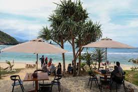 Dimanjakan pasir putih dan pemandangan yang menghadap langsung ke samudera hindia. Sekeping Surga Di Pantai Momong Aceh Besar Kumparan Com