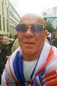 Johnny Adair riappare a Londra: l'ex comandante UFF tra le bandiere  dell'estrema destra inglese
