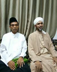 Usia beliau 1 tahun lebih muda dari al habib munzir al musawa alaihi rahmatullah, namun beliau berhasil mendapatkan hati di tengah jutaan umat muslim di malaysia. Masya Allah Begini Suasana Pertemuan Ustadz Abdul Somad Dan Habib Ali Zainal Abidin Tarbawia