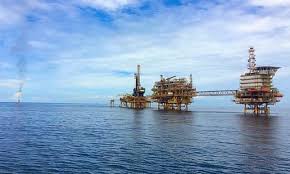 Petroleum, gas asli, dan arang batu adalah contoh sumber bahan bakar semula jadi yang terdapat. Srjcaprejm8k4m