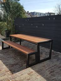 tuin tafel met bankje staal onderstel met mat zwart gepoedercoat zweeds rabat schutting tuin en terras schutting tuin tuin inspiratie