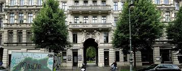 Sowohl kreuzberger als auch zahlreiche besucher verbringen ihre zeit gern im görlitzer park, viktoriapark und am landwehrkanal. Streit Um Leerstehende Wohnungen Friedrichshain Kreuzberg Will Vermietung Anordnen Berlin Tagesspiegel