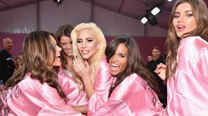 » lady gaga passe pour la première fois à la télévision lors du concours miss univers 2008 où elle interprète just dance. Lady Gaga S Outfits At The 2016 Victoria S Secret Fashion Show Were On Point Glamour