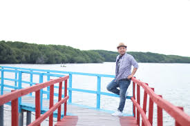 May 12, 2021 · dinamakan pantai kutang, karena sebelum pantai ini dijadikan destinasi wisata, dulu tempat ini sering dijadikan tempat berkumpulnya para pemuda pemudi, yang entah karena alasan apa mereka menggantungkan pakaian dalamnya di pohon mangrove atau tergeletak di sekitaran pantai, sehingga masyarakat yang melihat itu pun menamakan pantai ini sebagai pantai kutang. Jelajah Pantai Kutang Dengan Lois Alamasedy