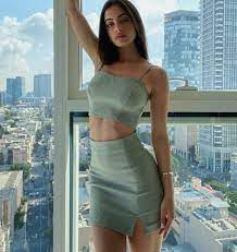 שלביה (במקור כהן, שלביה הוא שם הבמה שלה), היא תלמידת אולפנה בת 16 מנהריה שכובשת בחודשים האחרונים את עולם האופנה. One ×ž×¡×¤×¨ 1 ×'×¡×¤×•×¨×˜