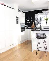 monochrome vibes diese kuche im schwarz weiss look uberzeugt auf ganzer linie unser highlight der rattan thekenst barhocker kuche wohnung kuche kuche schwarz