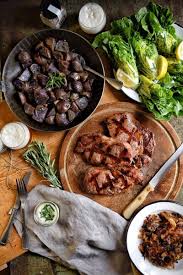 Ribeye Mit Lila Ofenkartoffeln Schmorzwiebeln Und Salatherzen Salatherzen Lebensmittel Essen Ofenkartoffel