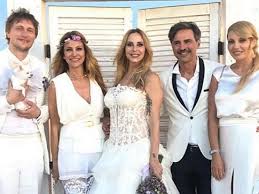 Ciro capriello, in arte ciro priello è un attore, autore e comico italiano ciro priello, appassionato d'arte sin da bambino, quando sognava di fare il ballerino, sviluppa nel tempo una sfrenata passione. Stefania Orlando Ha Sposato Simone Gianlorenzi Quanti Vip Invitati Al Matrimonio