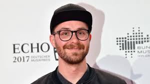 „ich trage bart, seitdem ich vor ein paar jahren den jakobsweg gelaufen bin. Deshalb Tragt Mark Forster Immer Eine Kappe Oe3 Orf At