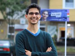 A bronzérmet a tavasszal elhunyt demján sándor családja kapta, őket követi a pornócézárként elhíresült gattyán györgy, míg a tavalyi lista második helyezettje, a nitrokémiás bige lászló. Balhe Godon A Polgarmester Szerint Dragak Es Nem Dolgoznak Az Alpolgarmesterek Kirugna Oket Szmo Hu