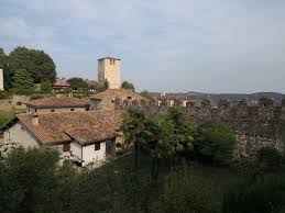 Castiglione delle stiviere ist eine stadt südlich des gardasees in der provinz mantua in italien.sie hat 23.822 einwohner (stand 31. I Love Castles Review Of Castello Di Monzambano Monzambano Italy Tripadvisor