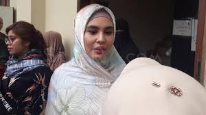 Bahkan kesulitan itu sudah dimulai sejak sang suami mengajukan syarat sebelum mereka menikah. Sebelum Nikah Kartika Putri Minta Habib Usman Tak Poligami