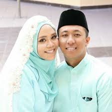 Apa yang menariknya ialah dendangan suara ibu penyanyi ini membuatkan dia mengalirkan air mata. Foto Kahwin Najwa Latiff Jadi Viral Ini Wanita Sebenar Disebalik Foto Perkahwinan Tersebut Eh Sama La
