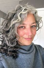 How Andrea Transformed Herself Into A Self Confident Silver Sister Long Gray Hair Transition To Gray Hair Grey Curly Hair