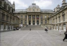 Since mediaeval times, justice has been dispensed from here. Datei Palais De Justice Paris Jpg Wikipedia