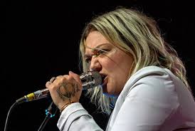 At Elle King's Dallas concert, fans saw a show AND a same-sex marriage  ceremony