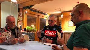 Protesta calcio napoli, esonero ancelotti: Napoli Ancelotti And De Laurentiis Play Cards Grande Serenit 224 Napoli Supporters