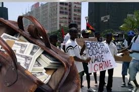 Manifestantes abandonam urna defronte do monumento de agostinho neto no…» Manifestacao Pacifica Em Prol De Repatriamento De Capitais Hoje Em Luanda Angola24horas Portal De Noticias Online