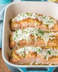 Filets De Saumon Croustillant Avec Sauce Au Vin Blanc Et Moutarde De Dijon Un Plat Raffine Repasr Recette Filet De Saumon Recette De Plat Filet De Saumon