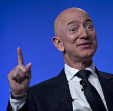 Jeff bezos and blue origin travel deeper into space than richard branson. Jeff Bezos Verteilt Grosszugig Geld Und Vertrauen Welt
