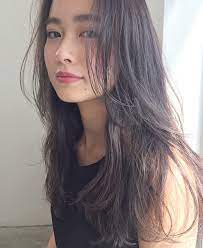 センターパートが似合わない女性の特徴 センター分け前髪が似合う人の顔って lamire ラミレ 黒髪ロング パーマ ロングヘア ゆるふわパーマ ロング
