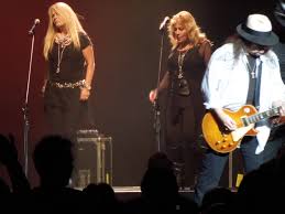 Gary rossington e dale krantz rossington não puderam ir ao gimme three days cruise em janeiro de 2007 devido a gary estar doente. Dale Krantz Rossington Carol Chase And Gary Rossington Flickr