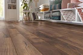 Dunkles Laminat Im Wohnzimmer Sorgt Fur Eine Gemutliche Atmosphare Dieses Eichenoptik Laminat Lasst Sich Auch Gut Zu Hellen Laminat Eiche Laminat Laminatboden
