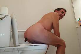 I unload my morning poo, naked in the toilet - ThisVid.com