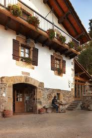 Senderos sencillos porque en estas tierras, las además, muchos de sus caseríos se han convertido en acogedoras casas rurales donde podrás. Turismo Rural En El Baztan Urruska Fachadas De Casas Campestres Casas De Estilo Rustico Casas Rurales