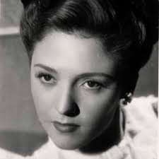 Amanda del Llano Serrano nació el 20 de junio de 1920 en Tapachula,  Chiapas, México. Su padre, Manuel del Llano de Renovales, era originario de  Sevilla, España, y su madre, Consuelo Serrano