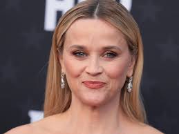 La actriz Reese Witherspoon recibe lluvia de críticas por recomendar un  capuchino hecho con nieve recogida del techo de su carro