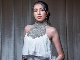 Amelia thripura henderson (born october 20, 1995), better known as amelia henderson is a malaysian actress, model and television presenter. Amelia Henderson Nafi Rumah Tangga Dengan Kerabat Diraja Goyah Entertainment Rojak Daily