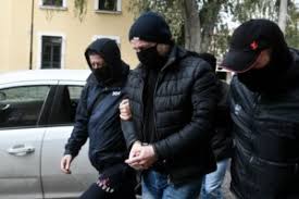 Ο δημήτρης λιγνάδης μεγάλωσε με βιβλία και παραστάσεις. Dhmhtrhs Lignadhs An Milhseis 8a Soy Tina3w Ta Myala Ston Aera Oi Ellada Eidhseis