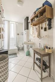 Schones Geraumiges Altbau Badezimmer Mit Hellem Fliesenboden Und Schonen Holzregalen An Der Wand Bad Badezimmer E Schone Badezimmer Badezimmer Fliesenboden