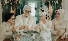 Prosesi ini dilakukan untuk memastikan sang calon pengantin wanita belum menerima lamaran dari orang lain. 7 Pakaian Adat Jawa Barat Keunikannya Baju Tradisional Yang Terkenal Java Travel