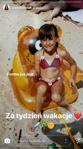 W rozmowie z plejadą prezenterka teleturnieju koło fortuny opowiedziała skąd w tak młodym wieku siwy kosmyk włosów na jej izabella krzan ma dopiero 25 lat, a już ma siwe włosy. Izabella Krzan Pokazala Zdjecia Z Dziecinstwa