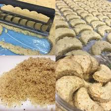 Biskut kacang ini dipercayai berasal dari kanada dan dibawa keamerika syarikat. Resepi Sedap Di Instagram Nak Lagi Resepi Follow Je Bawangchannel Biskut Kelapa Legend Ranggup Bau Kelapa Semerbak Satu Food Biscuit Cookies Cookies