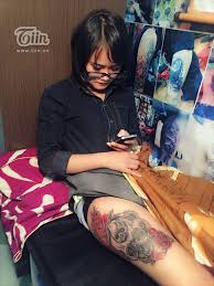 Tình yêu và sự tương phản giữa váy và hình xăm. Hinh Xam Co Gai O Dui