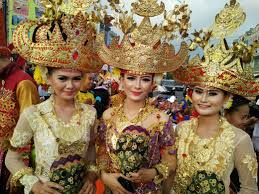 Salah satu tari tradisional tertua di lampung adalah tari melinting peninggalan keratuan marga melinting yang ada di desa wana kecamatan melinting, lampung timur. Tarian Yang Berasal Dari Daerah Lampung Lampukita