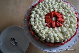 250 gram frysta jordgubbar 3 gelatinblad 3 äggulor 1 dl vad gör ni för dessert eller tårta på midsommar? Tarta Nadjaskitchen Se