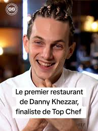 À l'occasion de l'ouverture de son tout premier restaurant, Danny Khezzar  s'est rendu au SIRHA, à Lyon, pour trouver la vaisselle parfaite. Mais sa  notoriété l'aura quelque peu ralenti dans les allées ...