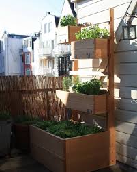 Mojo Garten On Instagram Vertical Gardening In Amsterdam Citygarden Urbanfarming Urbanfarm Vegetablegarde Vertikaler Garten Kleine Aussenraume Stadtgarten