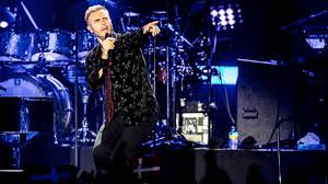 Gary barlow, né le 20 janvier 1971 à frodsham, dans le cheshire en angleterre, est un chanteur compositeur et membre du groupe pop take that. Qwamryivcom06m